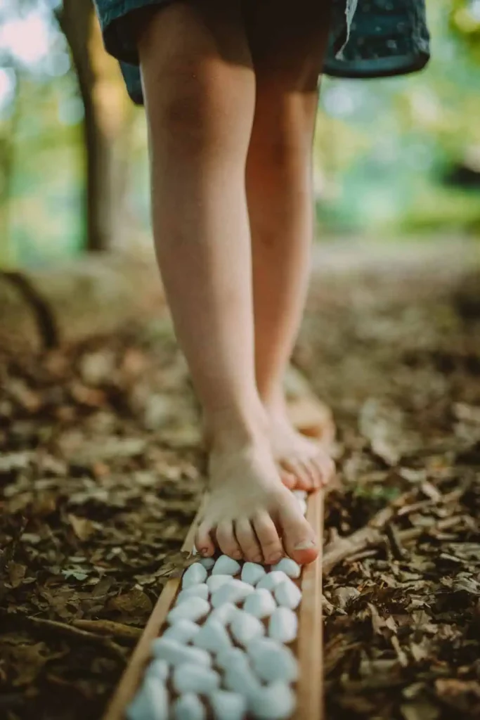 dziecko chodzi boso po równoważni sensorycznej Hajo Kids