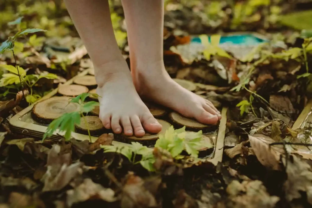 dziecko dotyka naturalny panel sensoryczny inspirowany naturą 