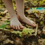 dziecko dotyka naturalny panel sensoryczny inspirowany naturą