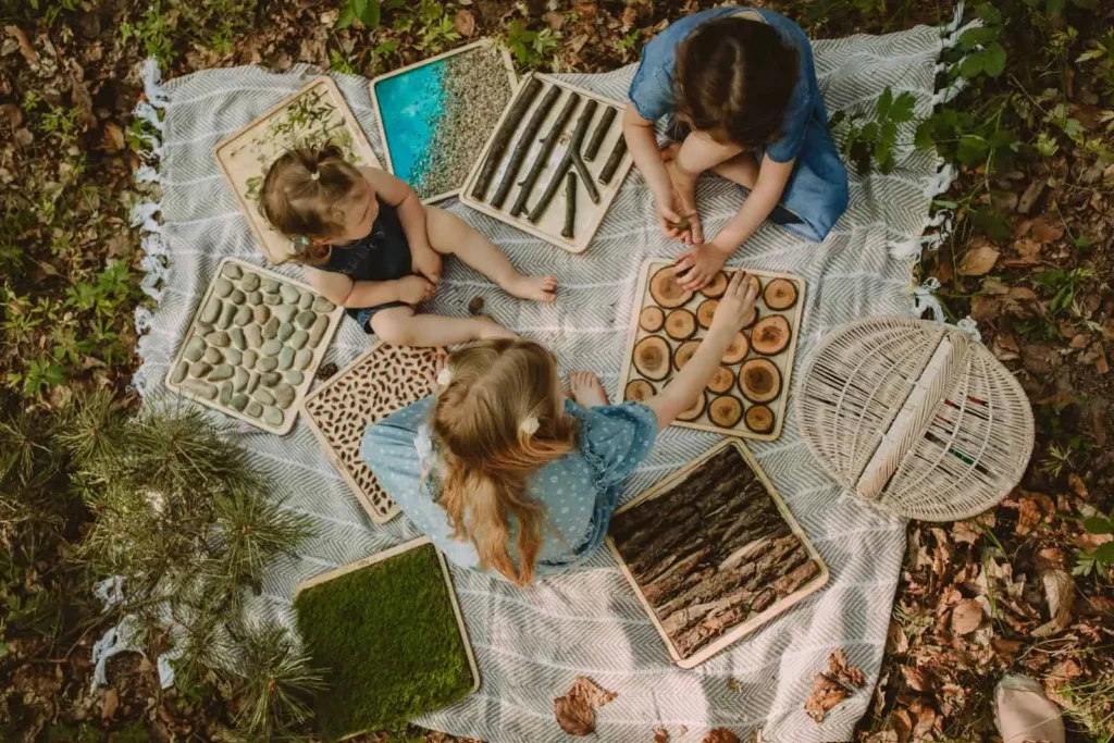 dzieci na pikniku leśnym z panelami sensorycznymi